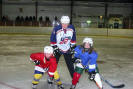 KLARE TIL KAMP. Renate Farberg (8) i rdt og Madelene Rognaldsen (10) i bltt lekte seg i Ski ishall i gr. Bak str trener Petter Gunnholt. FOTO: KNUT STENSETH